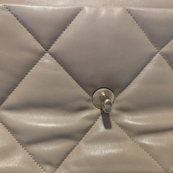 Chanel 19 Light Beige Quilted Shoulder Bag - Picture 11 of 12